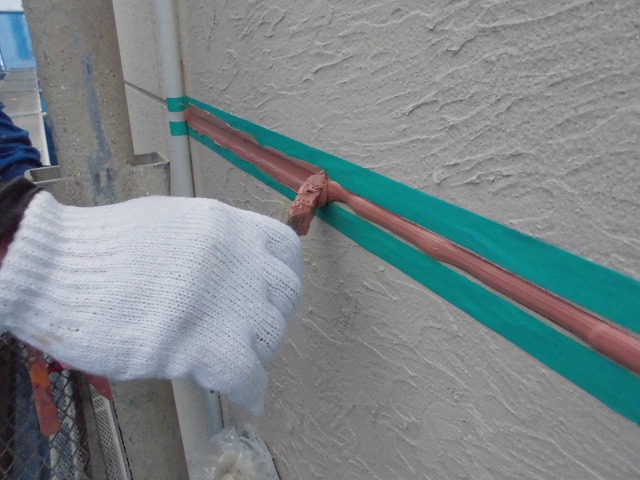 専用のへらでシーリング材を均す